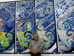 Arturo Zamora di fronte el mosaico